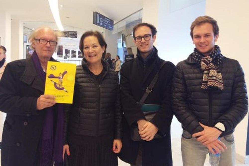 Philippe Brenam (lijevo), direktor pozorišta Nesles, na Shen Yun predstavi u Parizu 17. aprila sa suprugom i dvojicom sinova 