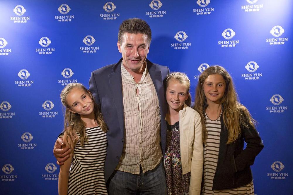 Glumac i producent William Baldwin, treći od braće Baldwin, sa kćerkom Brooke (lijevo) i dvije njene prijateljice u Granada pozorištu u Santa Barbari 30. aprila 2016. godine.