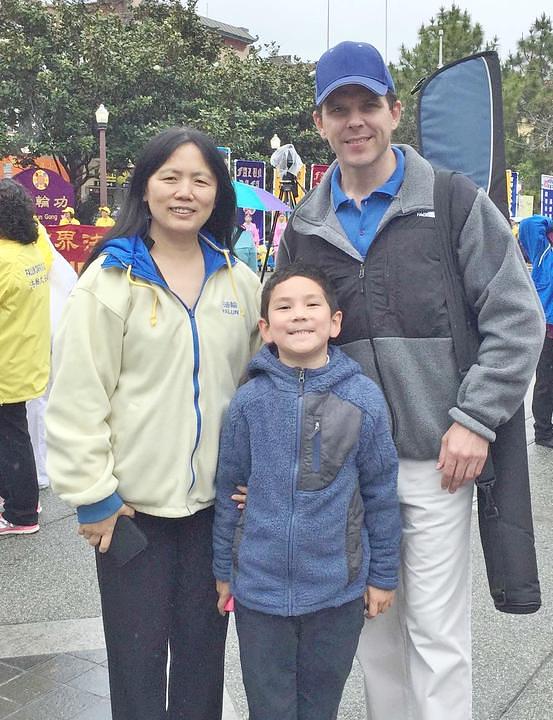 Gđa Wang Feng je sa svojom porodicom uzela učešće na proslavi Falun Dafa dana. Gđa Wang je kazala kako je u Falun Gongu pronašla smisao života.