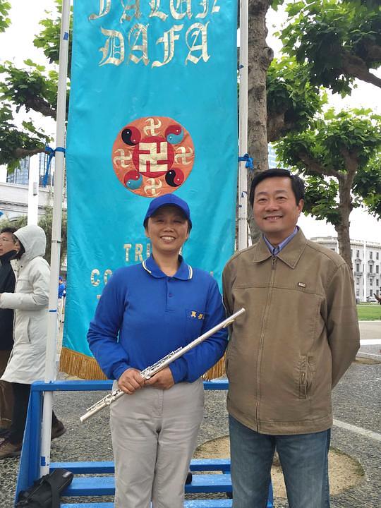 Gosp. James Qui je zahvalio Falun Gongu za izlječenje nesanice njegove majke i popravljanje njegove ćudi.