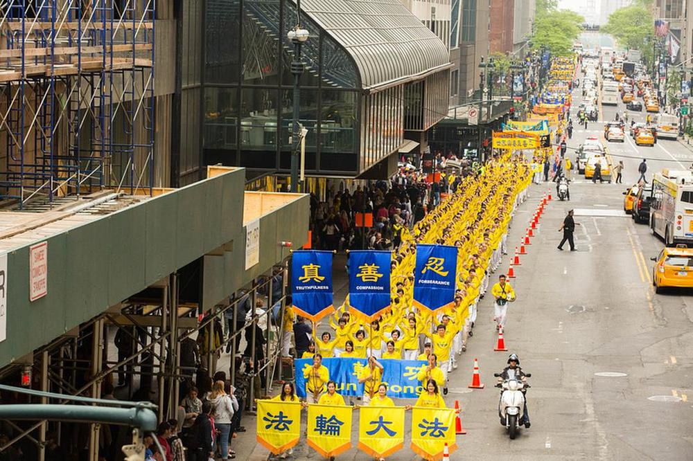 Praktikanti na paradi demonstriraju Falun Gong vježbe.