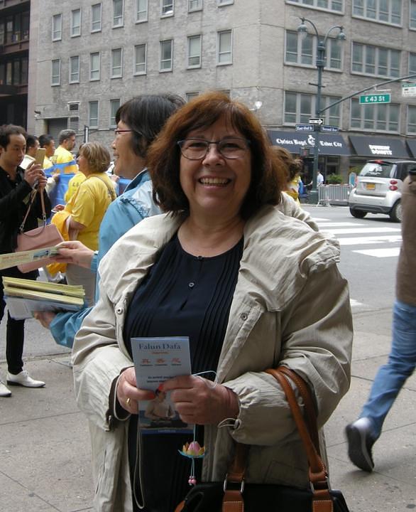 Christine je turist iz Francuske. Zahvalila je praktikantima na letcima i što su je upoznali sa Falun Gongom.