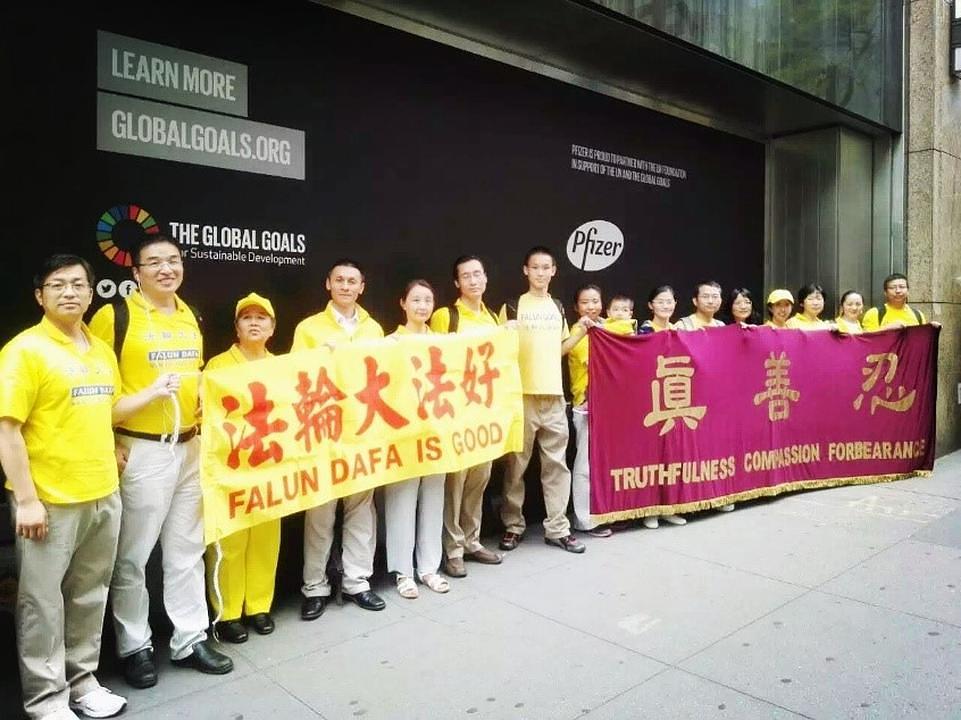 Praktikanti Falun Gonga na paradi