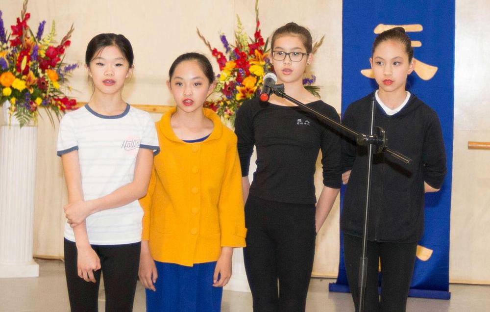 Četiri mlade praktikantice zajedno recitiraju stihove iz Hong Yina