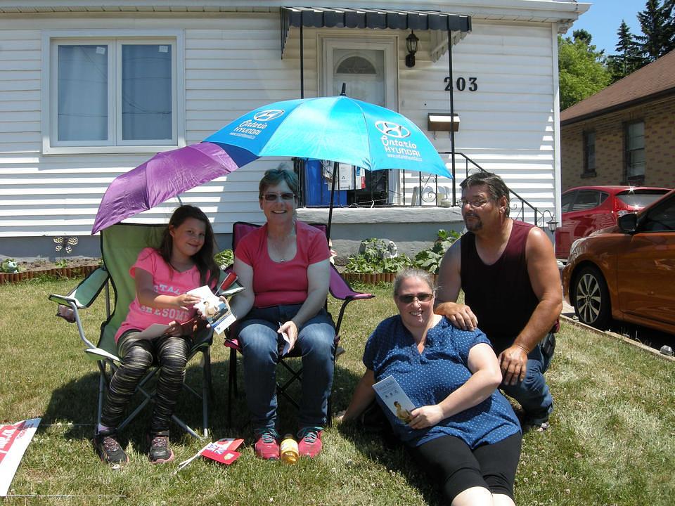 Gđa Mary Gammon (druga s lijeva) i njena porodica žive u Oshawi.