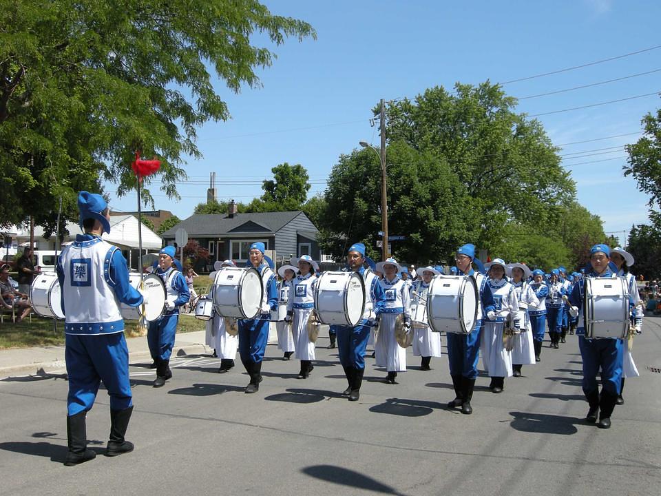 Falun Dafa Divine Land Marching Band na festivalskoj paradi „Zvuci muzike“ u Burlingtonu