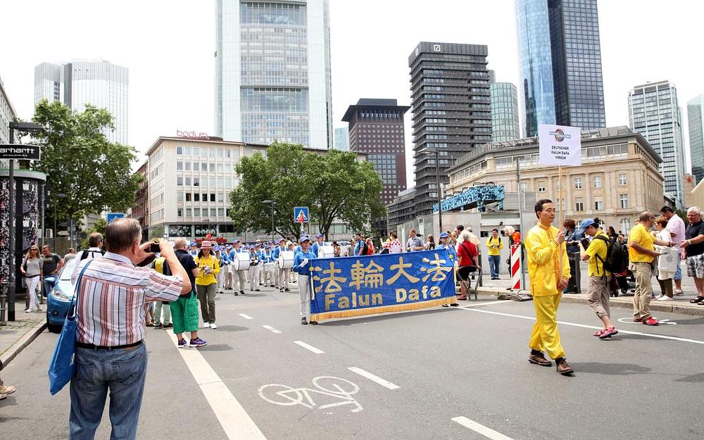 Divine Land Marching Band je na paradi predvodio Falun Dafa grupu