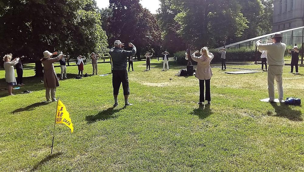 Grupne vježbe u štokholmskom Humlegården parku.