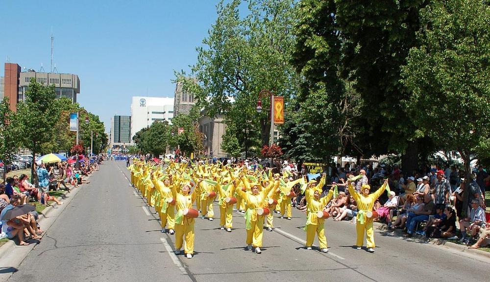 Falun Dafa Divine Land Marching Band i grupa dobošara nastupa na slavljeničkoj paradi u povodu dana očeva u Oshawi 19. juna.