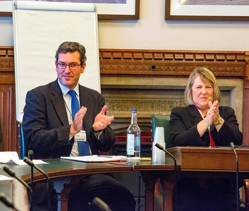 Benedict Rogers, potpredsjednik Komisije i Fiona Bruce, predsjednica Komisije i članica parlamenta, su vodili raspravu u Britanskom parlamentu 