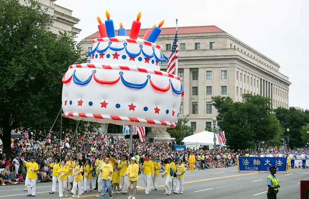 Falun Gong praktikanti nose veliki balon u obliku rođendanske torte
