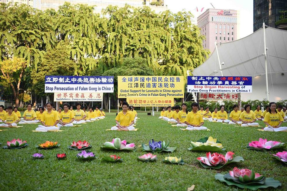  Praktikanti Falun Gonga 11. jula 2016. godine izvode grupne vježbe u Singapuru.