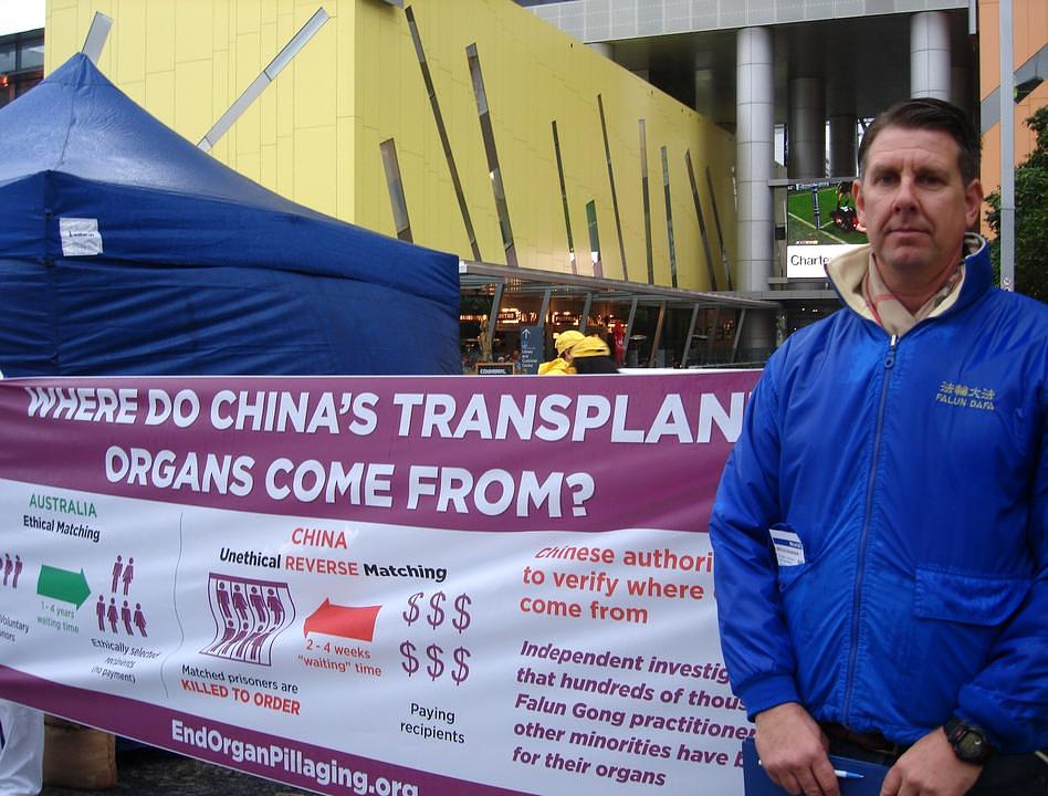 Scott Smythe je naučio Falun Gong otprilike u isto vrijeme kada je u  Kini, prije sedamnaest godina, počeo progon.