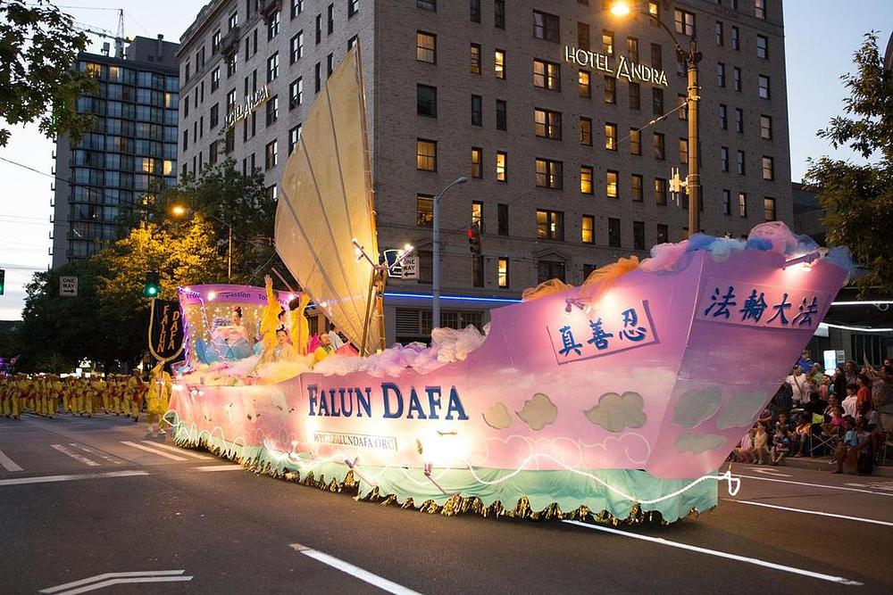 Splav praktikanata Falun Dafa na bakljadi. Tri kineska znaka sa strane znače: „Istinitost, Dobrodušnost, Tolerancija“. Kineski znakovi na čelu splava znače: „Falun Dafa“.