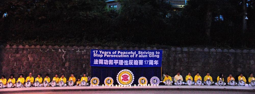 U znak sjećanja na one koji su ubijeni u progonu u Kini, praktikanti Falun Gonga su održali bdijenje uz svijeće ispred Kineskog konzulata u Vankuveru 19. jula 2016. godine.