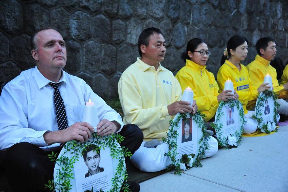 Dennis Watson (prva sa lijeva) se pridružio praktikantima Falun Gonga ispred Kineskog konzulata u Vankuveru u znak žaljenja za praktikantima mučenjem do smrti od strane komunističkog režima u Kini.