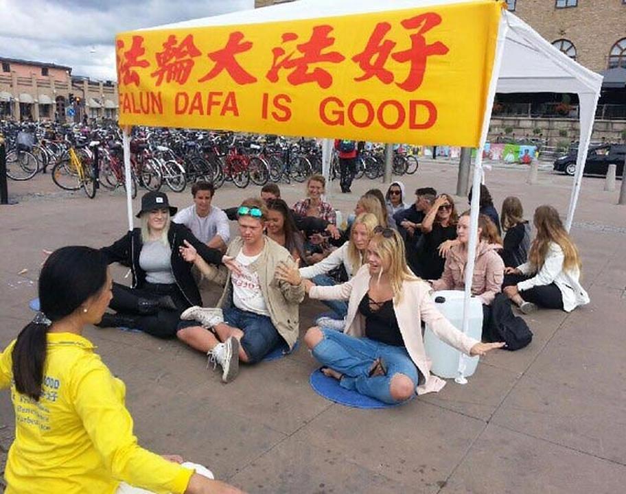Poučavanje Falun Gong vježbi na festivalu kulture u Geteborgu. 
