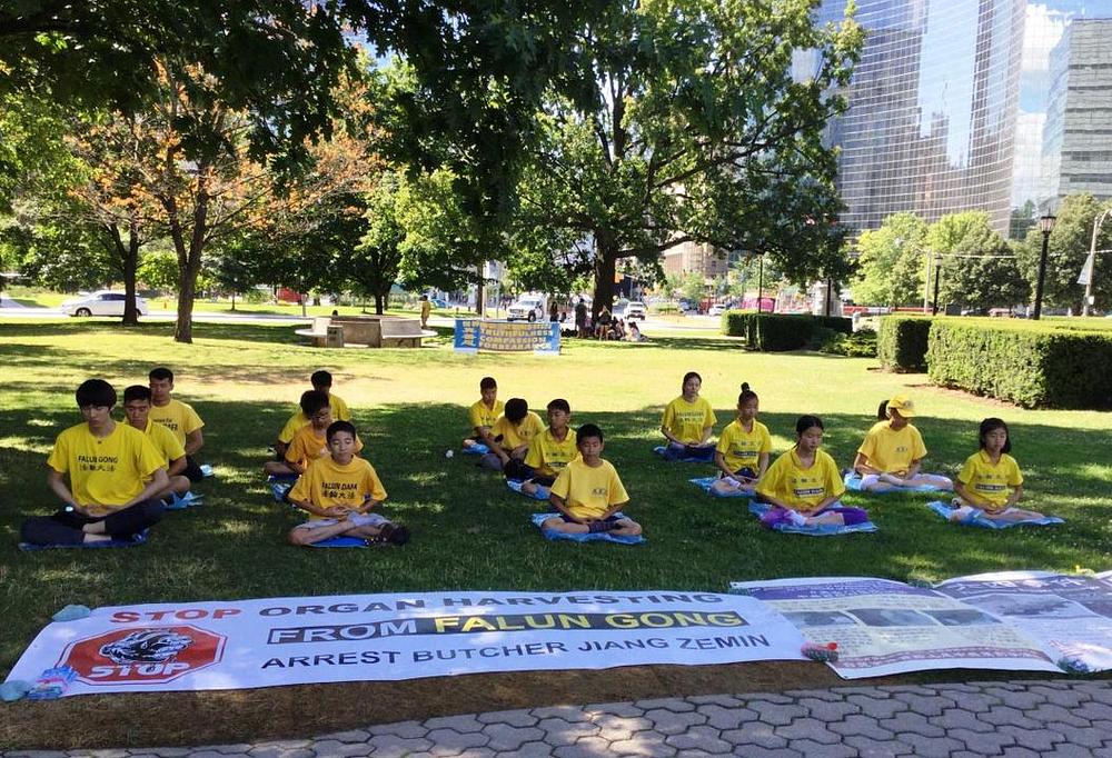Kamperi meditiraju u parku Queens. 