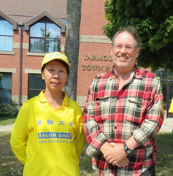 Shaun Cooper (desno) iz Yarmoutha je bio sretan što je susreo Dianu, praktikanticu koja je prije 20 godina bila jedna od njegovih kolega u Zhuhai, Kina. Shaun je kazao da je puno čitao o Falun Gongu, i ohrabrivao je praktikante da nastave sa dobrim radom. 