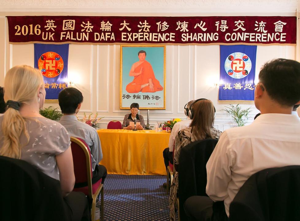 Praktikanti razmjenjuju vlastite priče o praksi kultivacije na Falun Dafa konferenciji za razmjenu iskustava za Veliku Britaniju.
