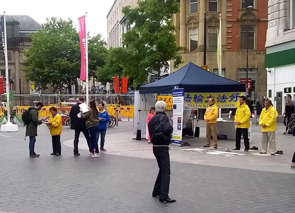 Falun Gong prikupljanje potpisa u centru Liverpula u Velikoj Britaniji. 