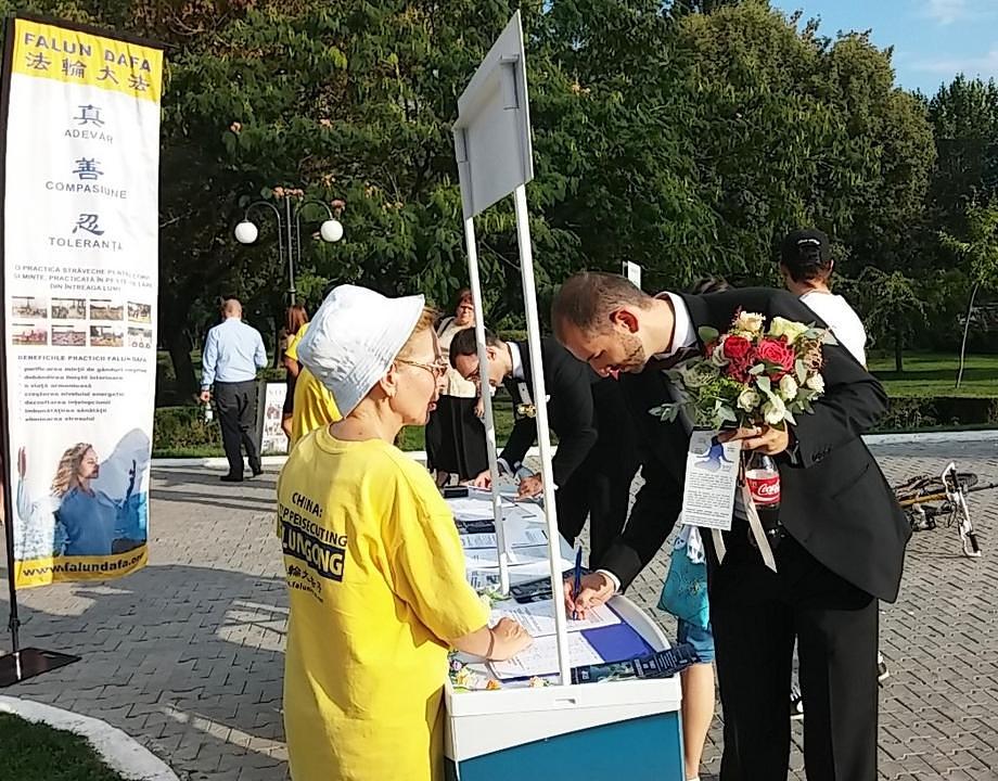 Ljudi potpisuju peticiju i podržavaju Falun Gong.