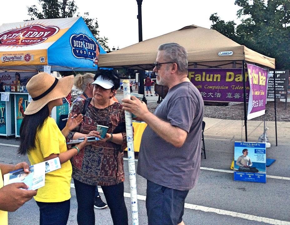 Objašnjavanje istine o Falun Gongu na Festivalu slatkog kukuruza u Urbanu, u Ilinoju. 