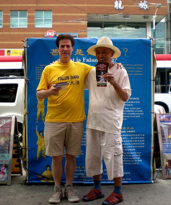 Zapadnjački Falun Dafa praktikanti u Torontu su informirali javnosti o Falun Gongu. 