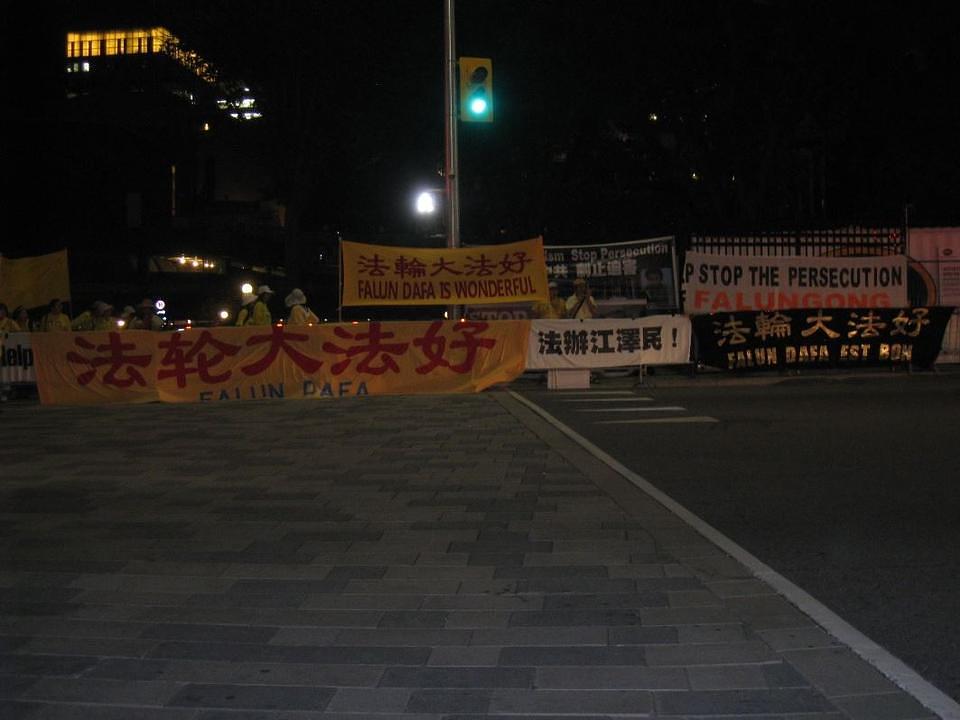 Praktikanti Falun Gonga drže istaknute transparente ispred Westlin hotela u Otavi.