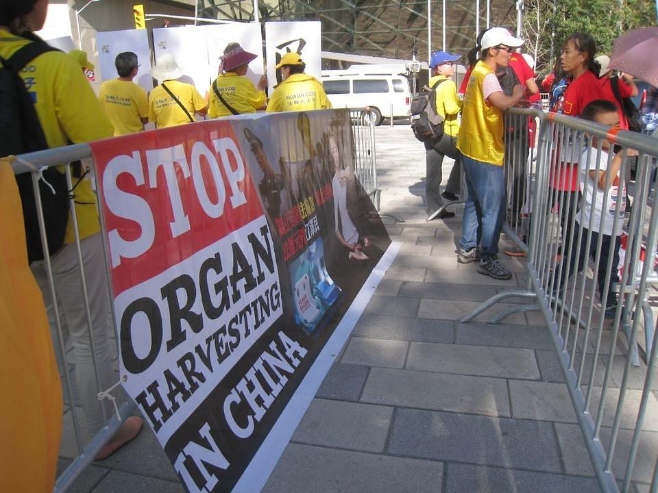 Falun Gong praktikanti razgovaraju sa ljudima iz grupe za zvaničnu dobrodošlicu.