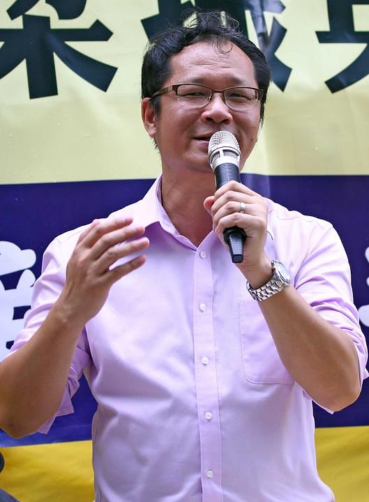 Richard Tsoi, bivši podpredsjednik Demokratske partije Hong Konga je ukratko objasnio istoriju Komunističke partije koja ubija svoje vlastite građane. Pozvao je na ujedinjavanje snaga demokratskih aktivista da se okonča vladavina Komunističke partije. 