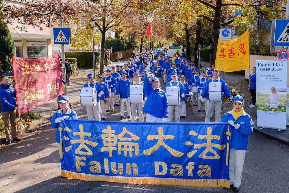 Aktivnosti Falun Gong praktikanata su uključivale nastup Tian Guo stupajućeg orkestra ispred kineskog konzulata u Minhenu.