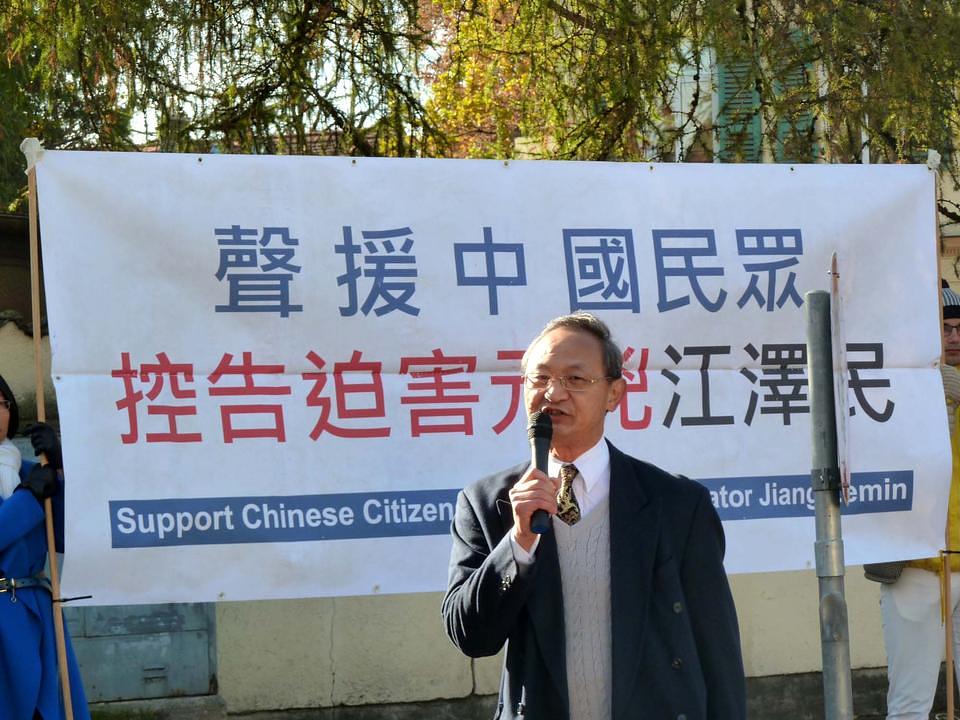 Demokratski aktivista Liangyiong Fei govori na skupu