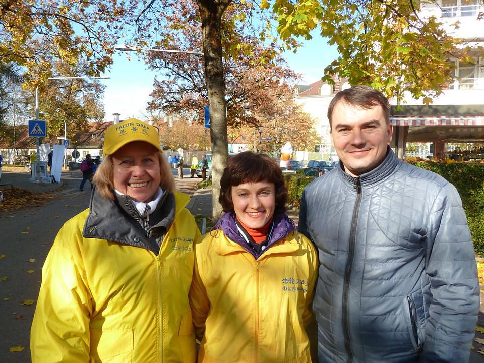 S lijeva na desno: Alexandra, Karolina i Denis iz Ukrajine su putovali više od 20 sati do Minhena kako bi učestvovali u ovom događaju.