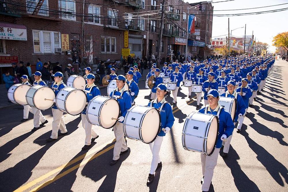 Falun Gong parada u Brooklynu u New Yorku, koja je održana sedam dana prije praznika Thanksgivinga.