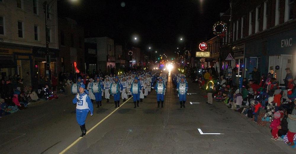 Praktikanti Falun Gonga su učestvovali na šezdesetoj Londonskoj uličnoj paradi Djeda Božićnjaka 12. novembra 2016. godine. 