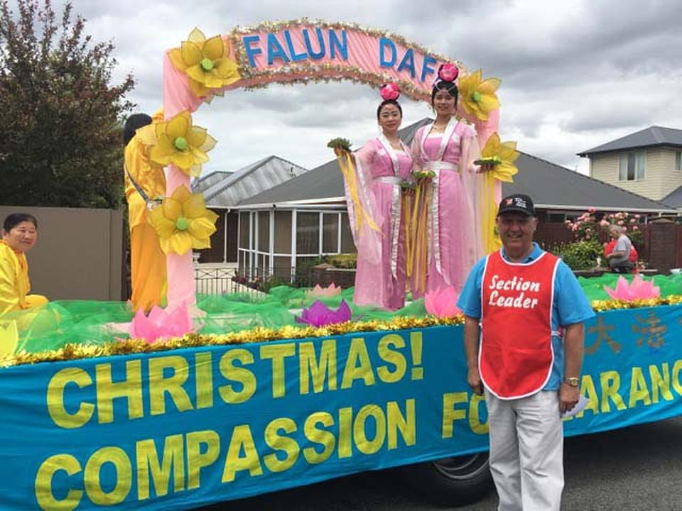 Organizator parade Clive Pincott je kazao kako mu se dopada muzika koju svira Tian Guo marširajući orkestar. „A i njihovi su kostimi izvanredni“, kazao je gosp. Pincott. On se praktikantima zahvalio na prezentaciji tradicionalne kineske kulture u Christchurchu.