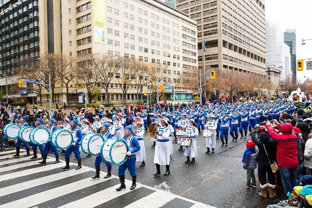 Praktikanti Falun Gonga iz Tian Guo marširajućeg orkestra iz Toronta su svirali u 112-toj po redu paradi Djeda Božićnjaka u Torontu 20. novembra. Prema izjavi organizatora parade, najveću paradu u Kanadi je na njenom putu gledalo 800.000 gledalaca. 