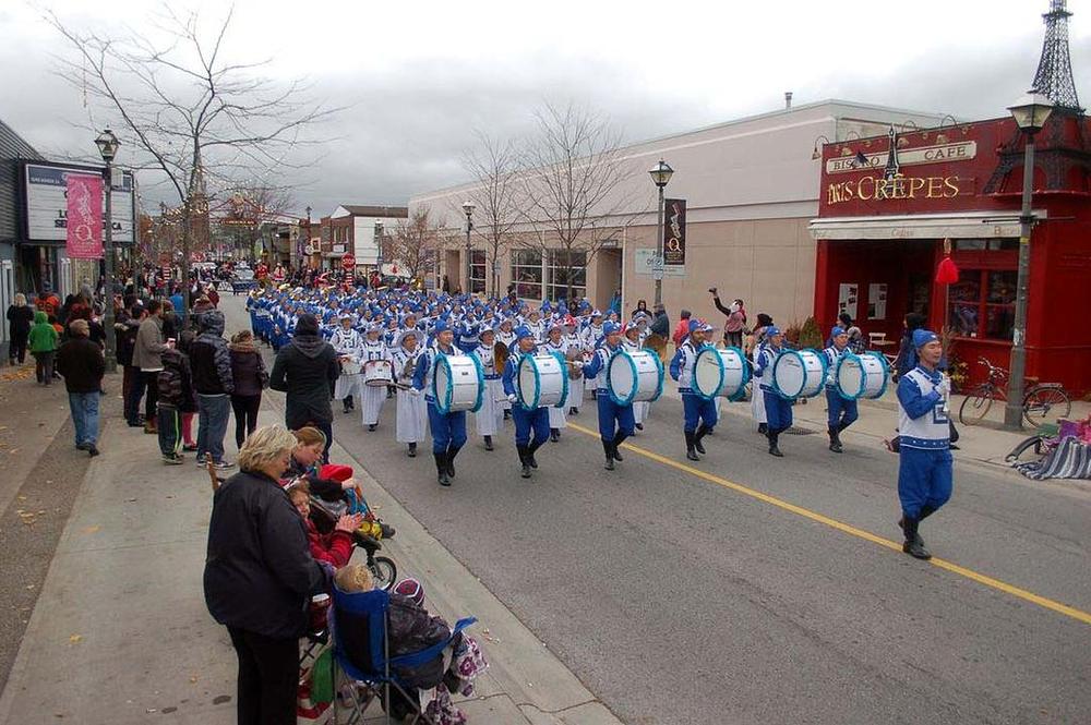 Praktikanti Falun Gonga iz Tian Guo marširajućeg orkestra iz Toronta su učestvovali na paradi Djeda Božićnjaka u Niagra Fallsu 19. novembra. 
