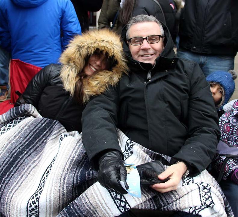 Paul  njegova supruga, stanovnici Toronta, gledaju paradu zamotani u deke. Paul je kazao da je nastup limenog orkestra „veseo“. „Ono što posebno iznenađuje je da su tako dobro svirali na tako hladnom vremenu, i donijeli toplinu u naša srca.“ - kazao je Paul.