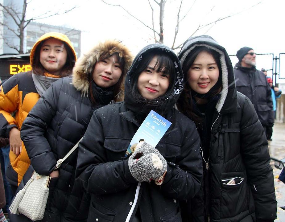 Meerae, studentica iz Koreje i njene razredne kolegice su bile uzbuđene što gledaju nastup Tian Guo marširajućeg orkestra. Kada su doznale da se  Falun Dafa progoni u Kini, kazale su da će otići na internet da saznaju više o ovoj praksi.
