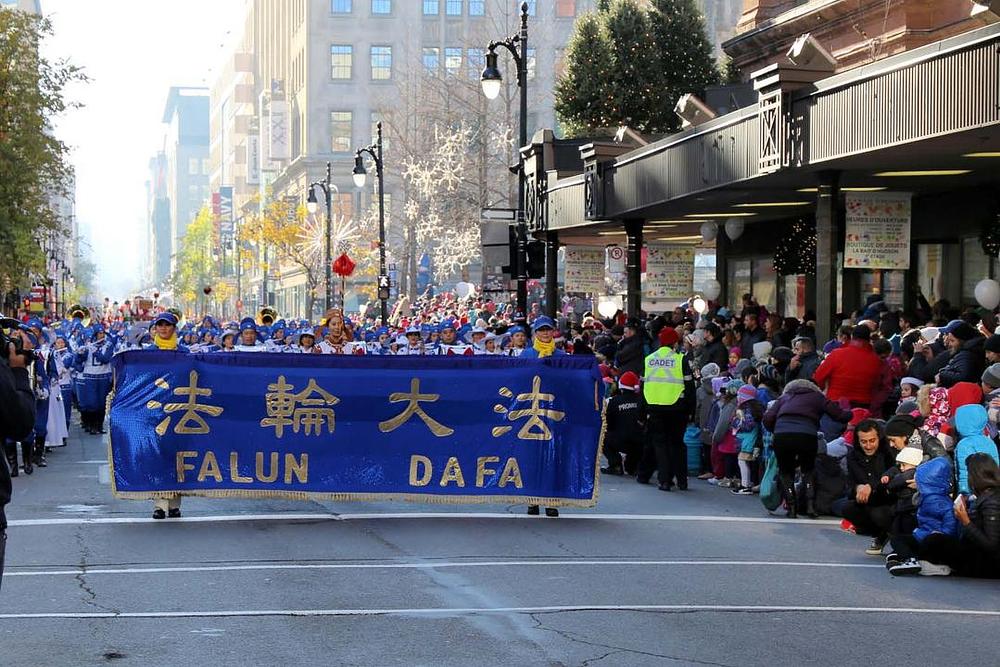 Falun Dafa Tian Guo marširajući orkestar je bio najveća grupa koja je učestvovala na paradi Djeda Božićnjaka u Montrealu.
