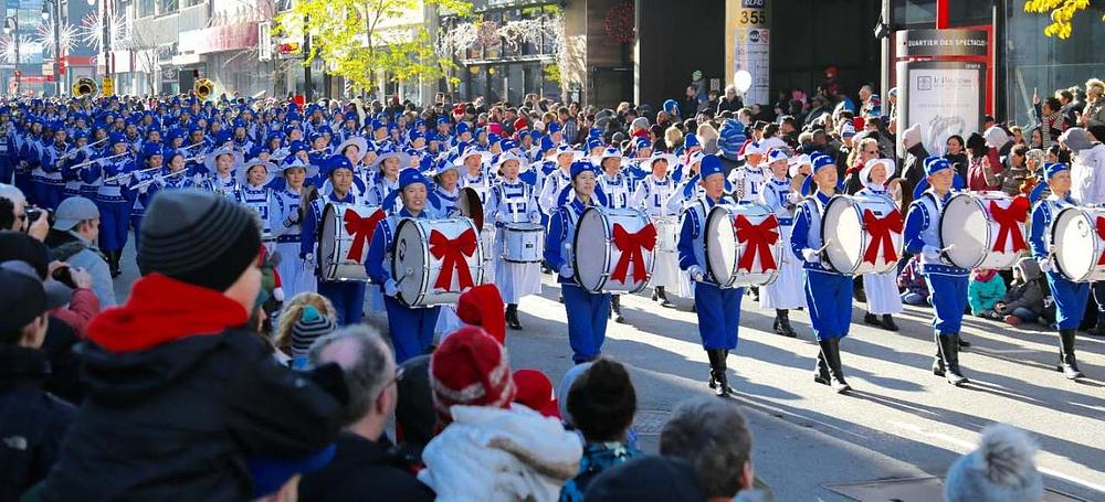Tian Guo marširajući orkestar u paradi djeda Božićnjaka u Montrealu u Kanadi.
