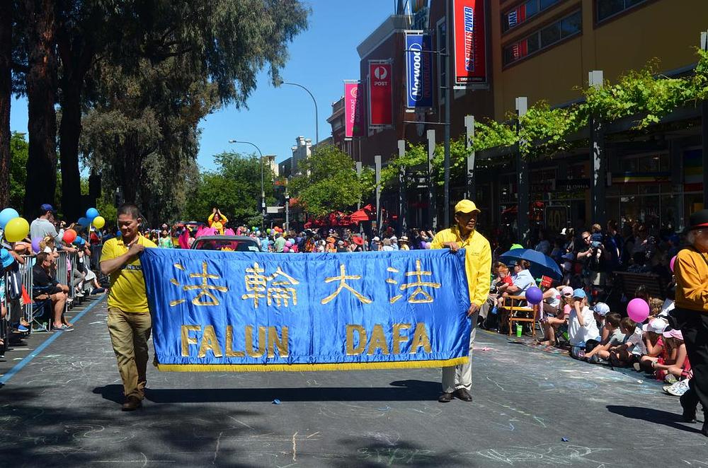 Praktikanti Falun Gonga učestvuju u božićnoj paradi u Južnoj Australiji.