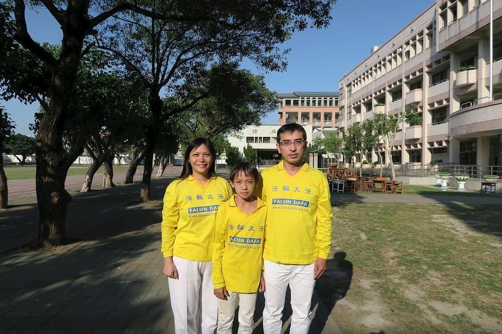 Gosp. Lin Yongshun (desno) i gđa Chen Canlin (lijevo) i njihov sin svi prakticiraju Falun Gong.
