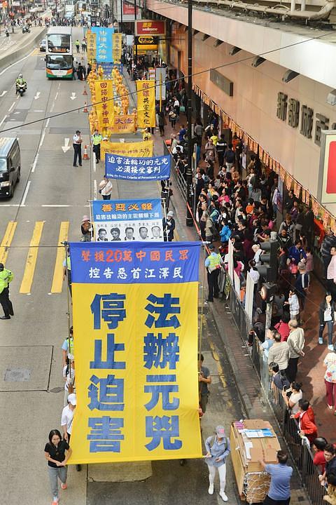 Popodnevna parada podiže svijest o Falun Gongu i poziva na zaustavljanje zločina u Kini.