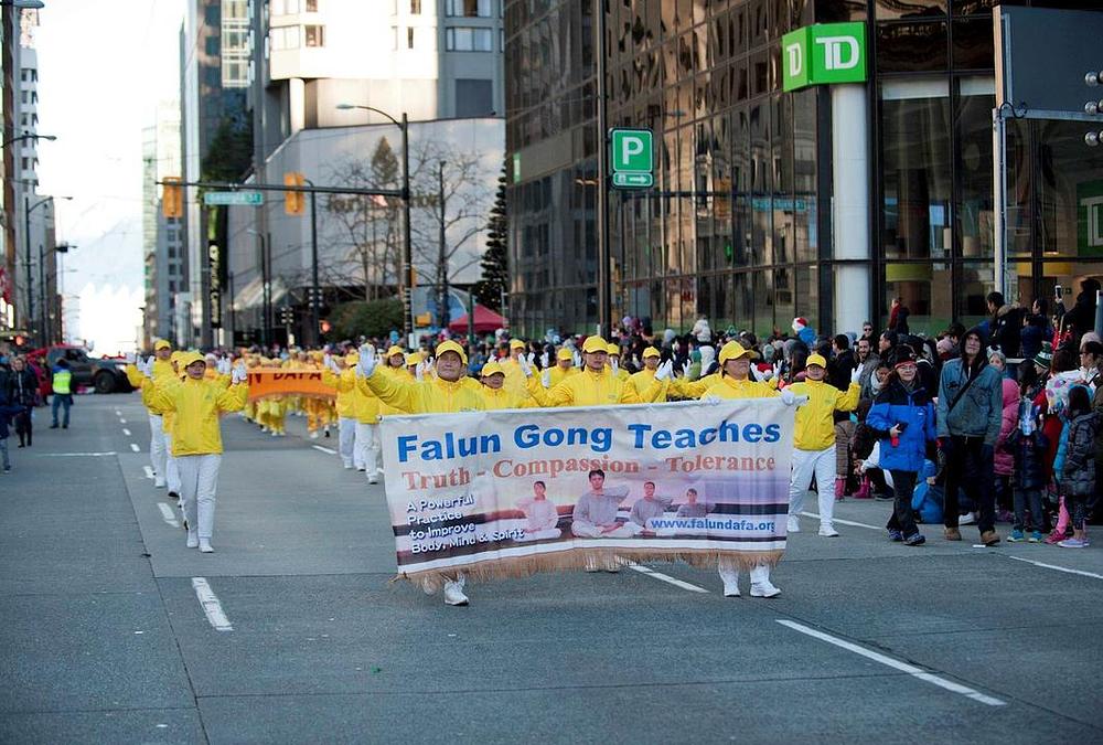 Praktikanti Falun Gonga demonstriraju vježbe na paradi.