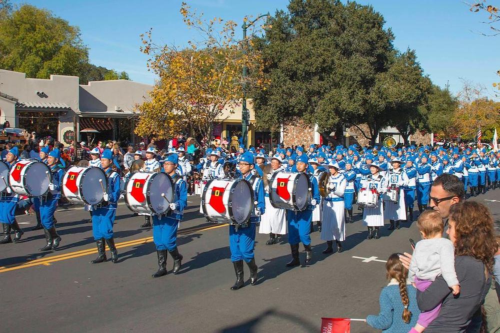 Tian Guo marširajući orkestar je učestvovao na Dječjoj božićnoj paradi u Los Gatosu u Kaliforniji 3. decembra 2016. godine. 
