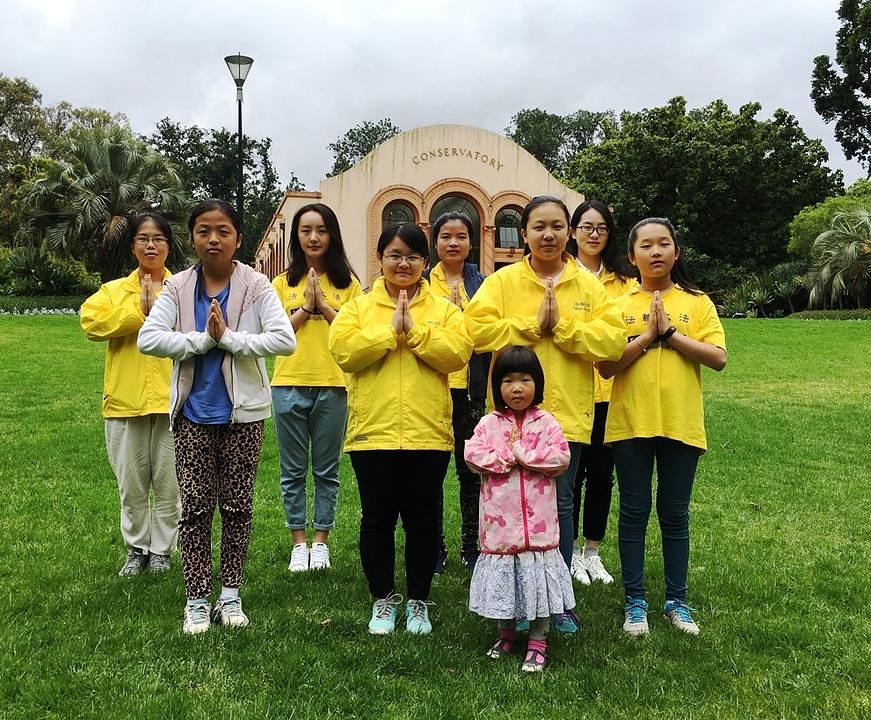 Mladi praktikanti Falun Gonga iz Melbournea žele Sretnu Novu Godinu Učitelju Liju.