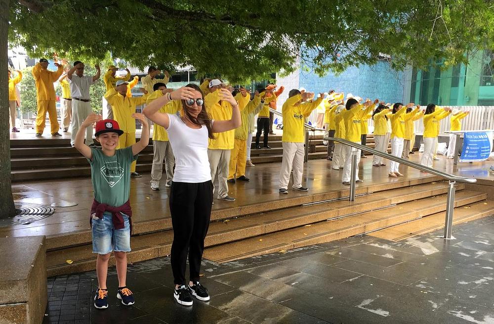 Turisti u Aucklandu se pridružili praktikantima u izvođenju Falun Gong vježbi.